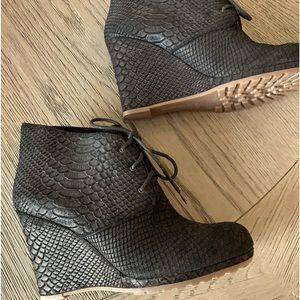 Rose gold black ankle high shoes, size 39.5. New